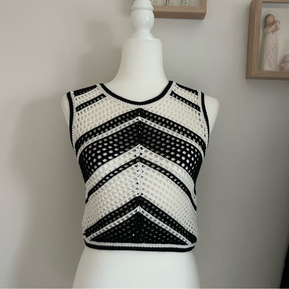 Willow & Wind Sleeveless Crochet Knit Crop Top in Black and White Women’s Size L